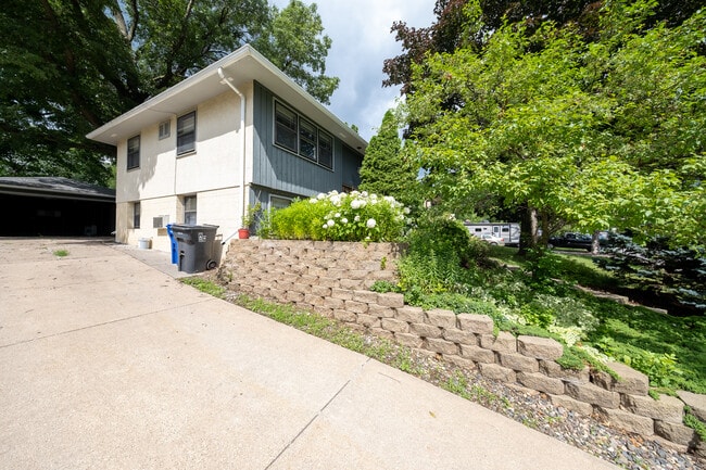 Building Photo - 2159 Beech St E