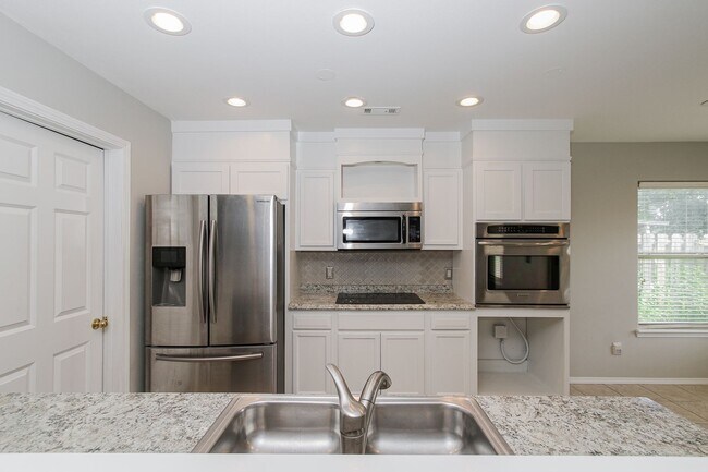 Foto del edificio - Fantastic Location! Spacious Home!