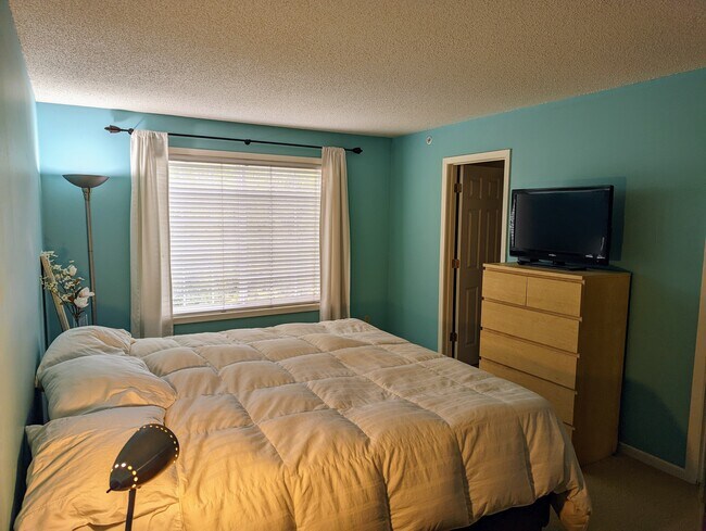 Main Bedroom - 711 Fairfield Cir
