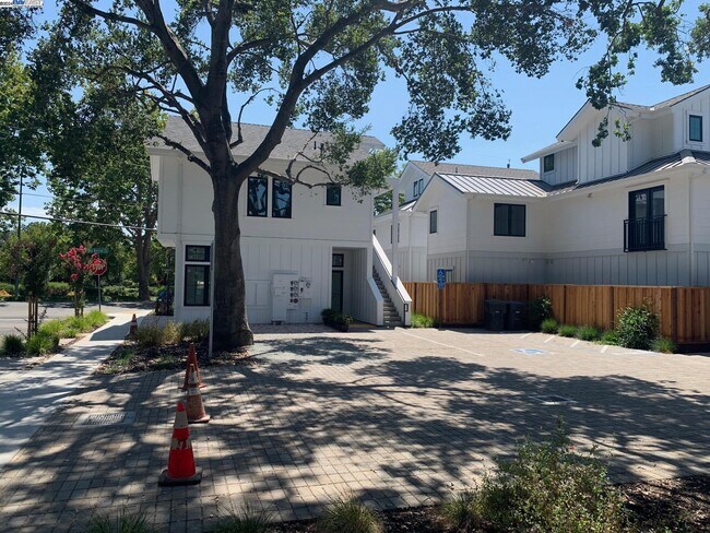 Building Photo - 4795 Augustine St