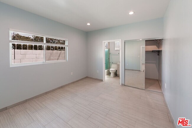 Foto del edificio - 13659 W Magnolia Blvd