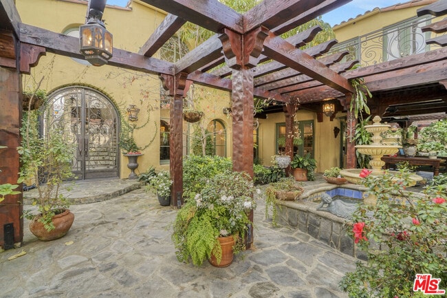 Foto del edificio - 707 N Bedford Dr