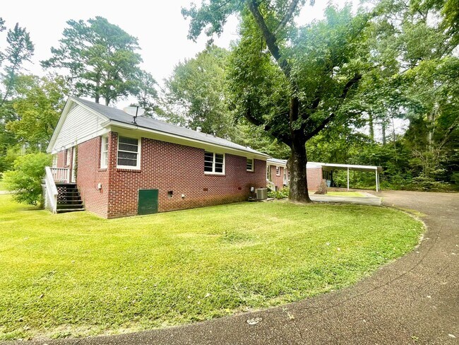 Foto del edificio - Large 4 Bedroom/ 3 Bathroom House for Rent in Brandon 042!