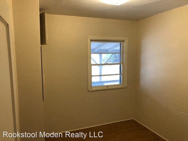 Foto del edificio - 3 br, 1 bath House - 625 Crater lake Park Way
