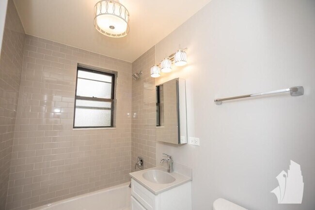 Foto del edificio - 817 W Lakeside Pl