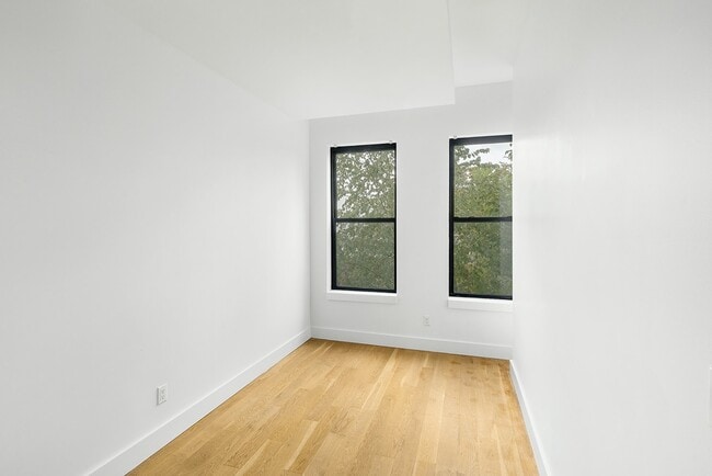 Building Photo - 20-27 Menahan St