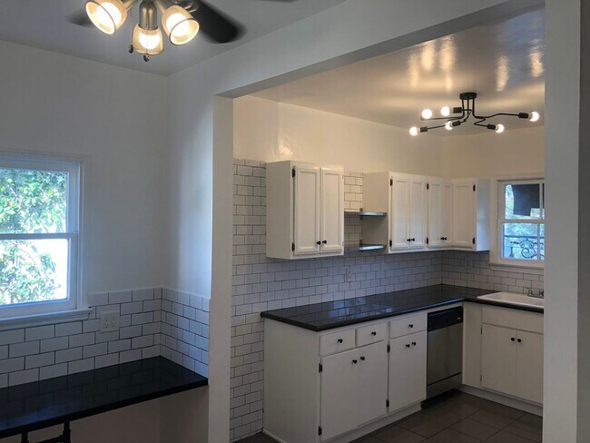 Foto del edificio - ******* BEAUTIFUL FRENCH NORMANDY STYLE 2BR APARTMENT *******