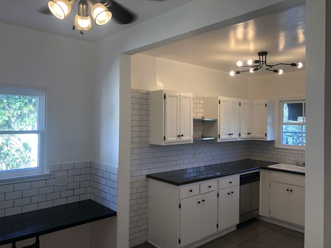 Building Photo - ******* BEAUTIFUL FRENCH NORMANDY STYLE 2BR APARTMENT *******