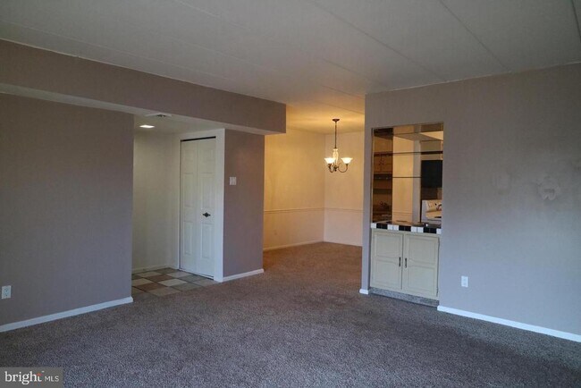Foto del edificio - 90 Oakridge Dr