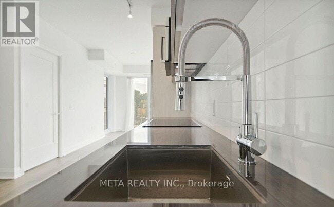 Building Photo - 293 The Kingsway