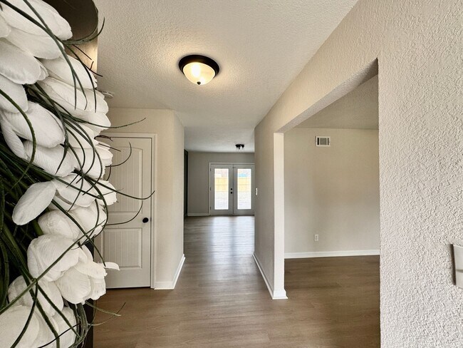 Foto del edificio - Fully-Renovated Ranch Home Available 03-19-26! Fenced Backyard - Pet Friendly - Washer & Dryer In...