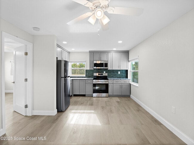 Foto del edificio - 101 Deland Ave