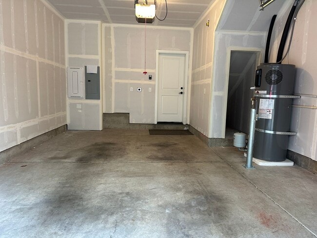 Building Photo - Bitter Lake 3 Bed/3.5 Townhouse with Everything