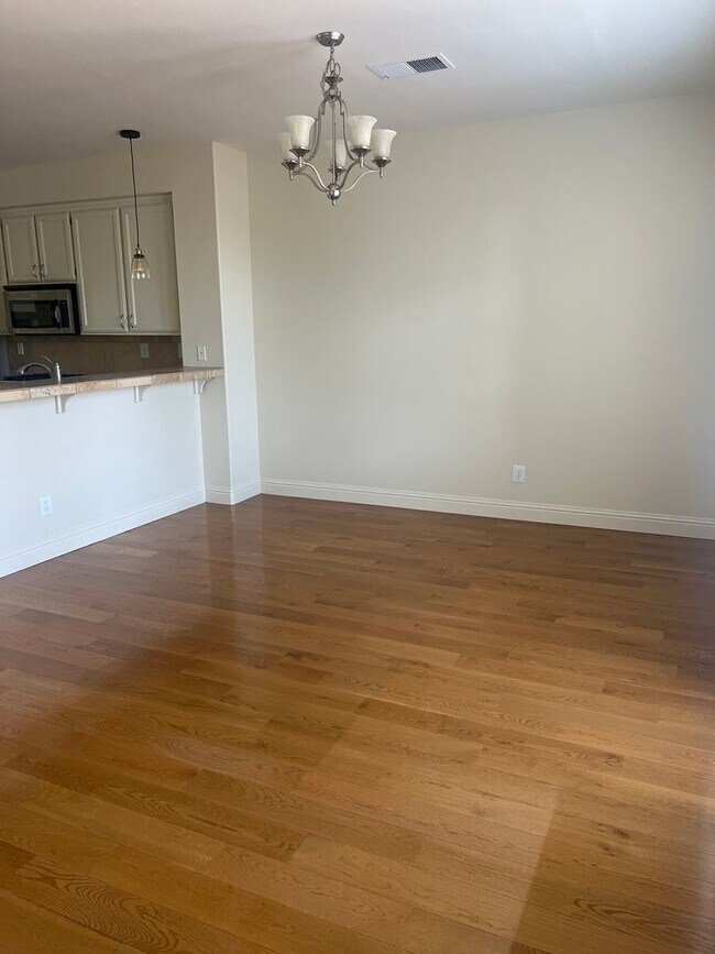 Building Photo - Well maintained 3 bedroom, 2.5 bath condo ...