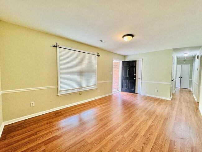 Foto del edificio - 4824 Farm Pond Ln