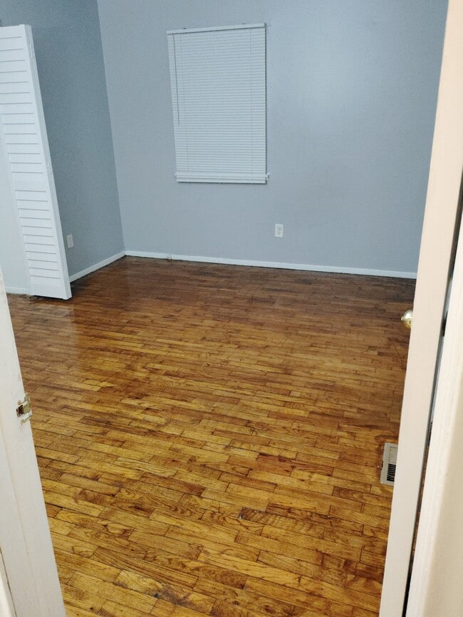 Building Photo - 5914 Cloverlawn Dr