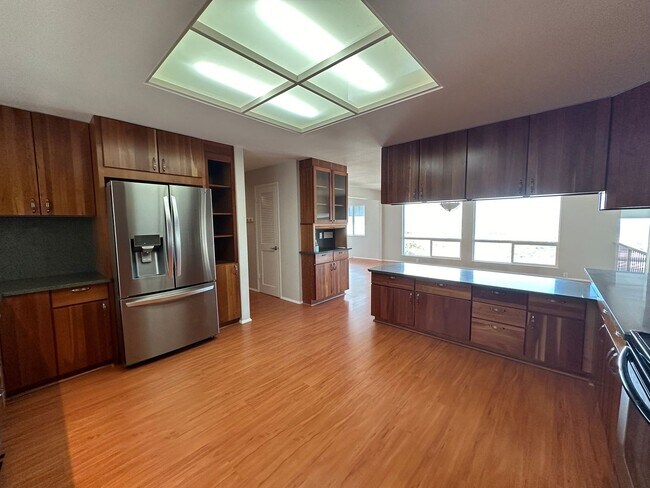 Building Photo - 4 bedroom, 4 bathroom, 3500 SF home with S...