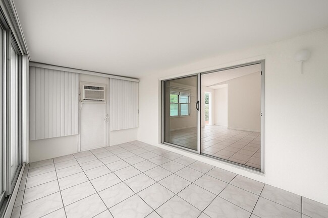 Building Photo - 646 SW 20th Ct