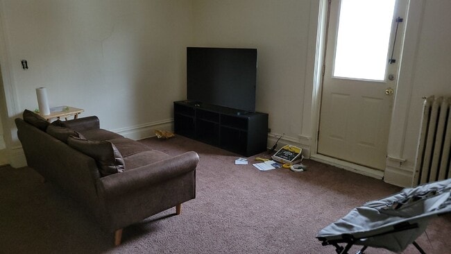 Building Photo - 2 bedroom 1 bath - available for June 1st ...