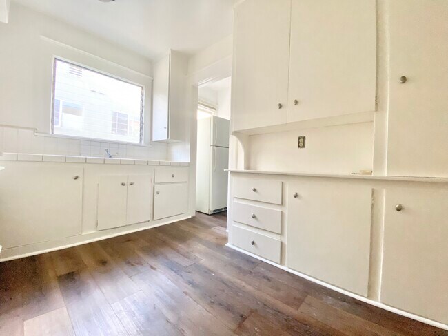 Foto del edificio - 524 1/2 Heliotrope -A