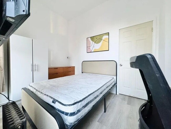 Foto del edificio - Furnished room/NOT APARTMENT