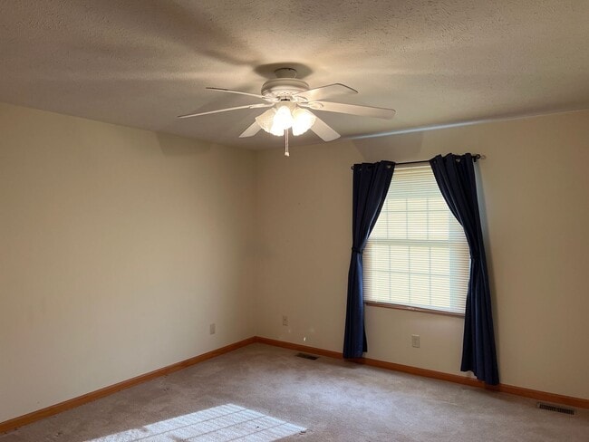 Building Photo - Move in Ready!!! 3 Bedroom 2 Bath Sherman!!