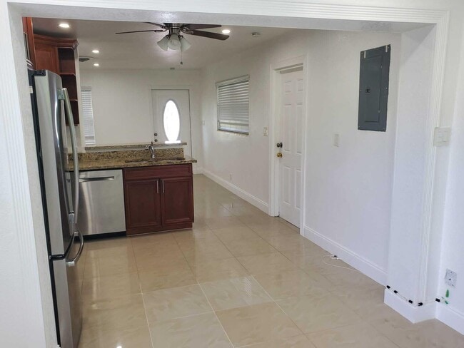 Foto del edificio - 516 NW 8th Ct
