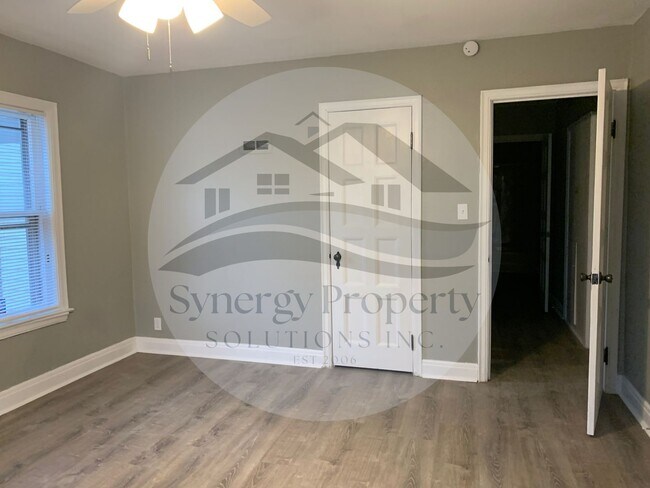 Building Photo - 560 W Townview Cir