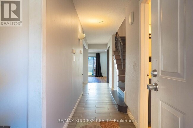 Photo du bâtiment - 4230-4230 Meadowvale Dr