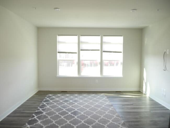 Building Photo - Stunning Luxury 3-Bedroom Townhouse for Re...