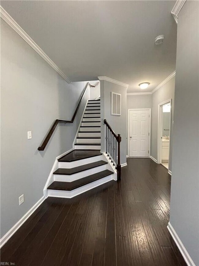 Building Photo - 3 BR 3.5 BA Townhouse