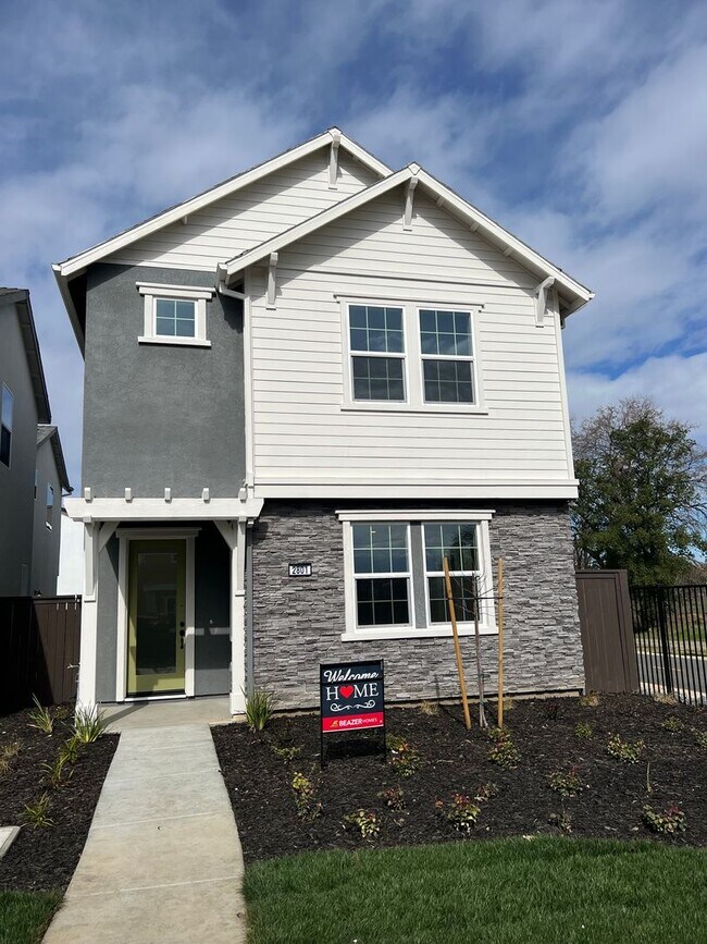 Foto del edificio - Single Family Natomas