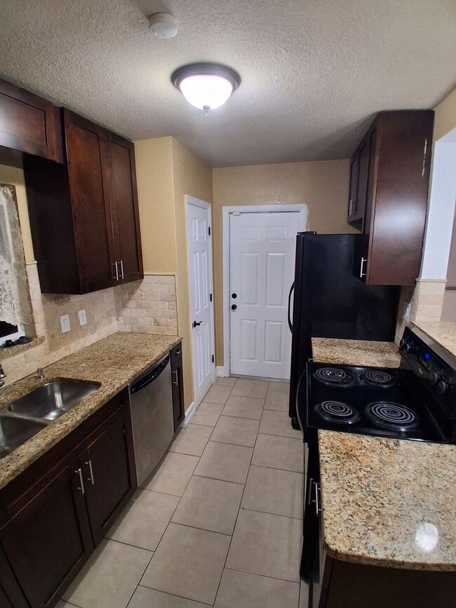 Foto del edificio - 21995 Catherine Ave