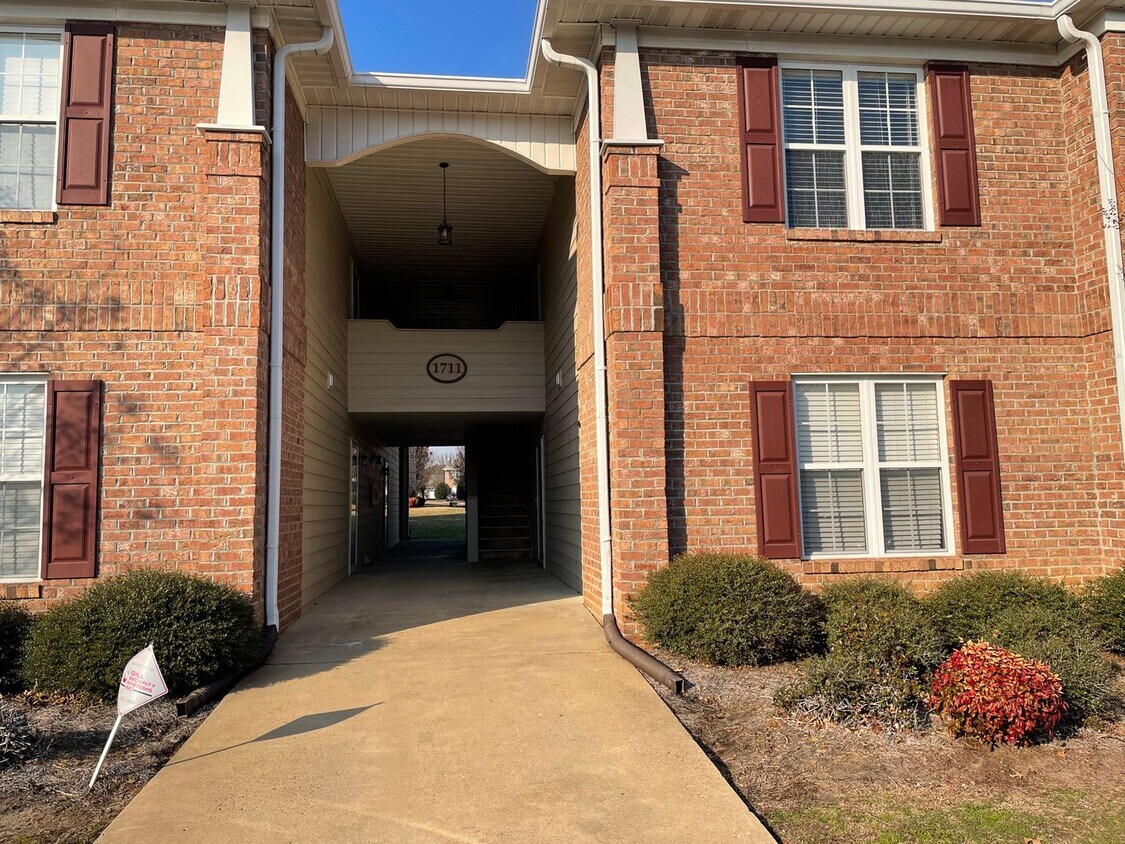 Foto principal - Two Bedroom Condo in Gated Community