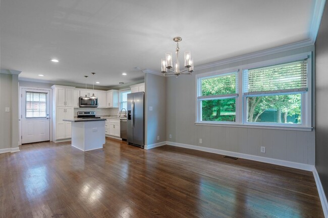 Foto del edificio - Spacious 5-Bedroom Home with Modern Update...