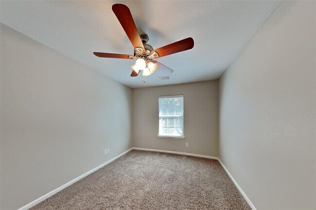 Building Photo - 20631 Hillsdale Park Dr