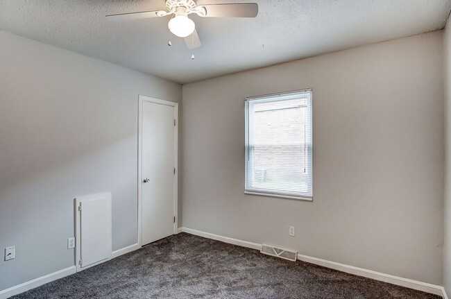 Building Photo - 515 Green Valley Dr