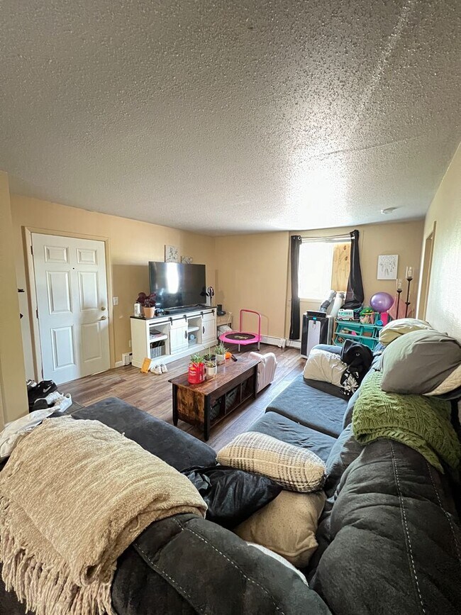 Building Photo - Renovated 2 Bedroom Apartment - AVAILABLE ...