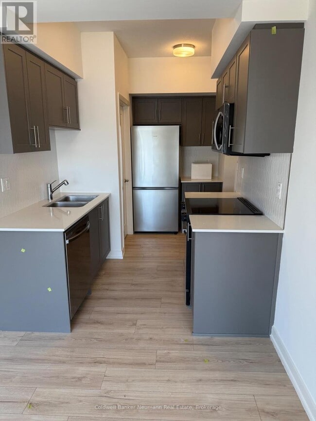 Photo du bâtiment - 940-940 St David St N