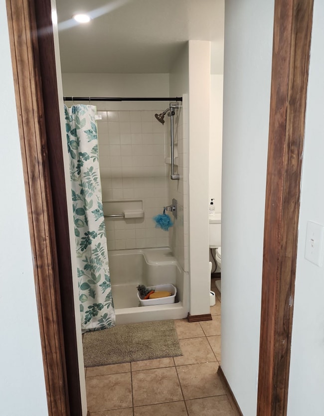 Building Photo - 3 bed 2 bath house