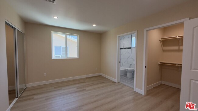 Building Photo - 9011 Holmes Ave