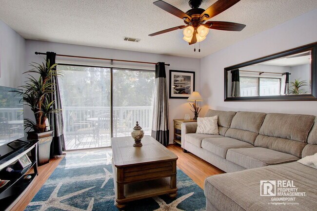 Foto del edificio - 8471 Yadkin Cir
