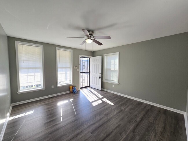 Building Photo - Updated 3 Bedrooms, 1.5 Bathrooms on a Dou...