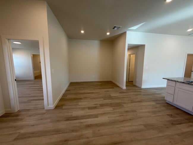 Building Photo - 1209 Cottonwood Ave