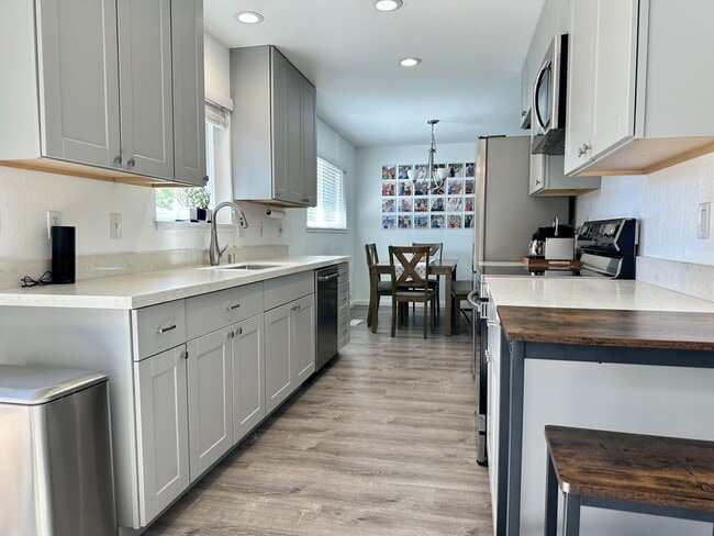 Building Photo - CLEAN CLEAN CLEAN Highly Updated! Clean Si...
