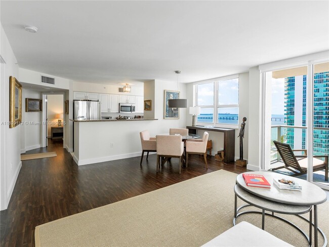 Building Photo - 1155 Brickell Bay Dr