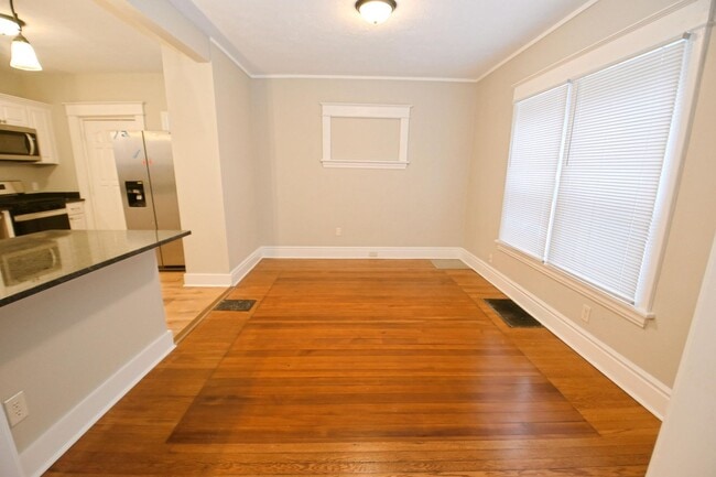 Building Photo - Close to Notre Dame, newly remodeled 3 bed...