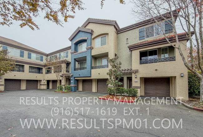 Building Photo - Spacious and Open Floorplan Townhome with Attached Garage