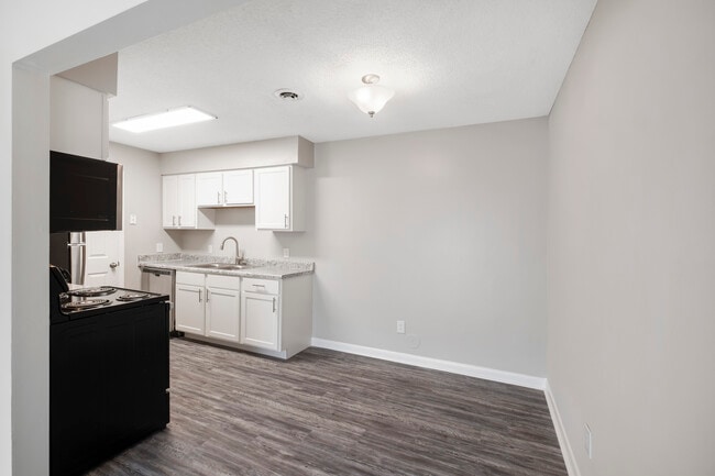 Building Photo - Woodland Creek Townhomes and Apartments