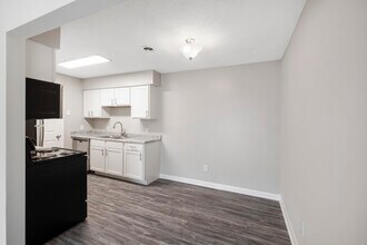 Building Photo - Woodland Creek Townhomes and Apartments